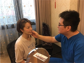 朱醫師術前非常專注仔細劃上記號